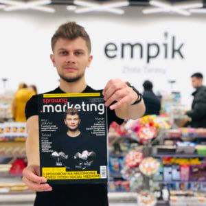 Jakub Biel w Empiku pokazuje okładkę Sprawnego Marketingu
