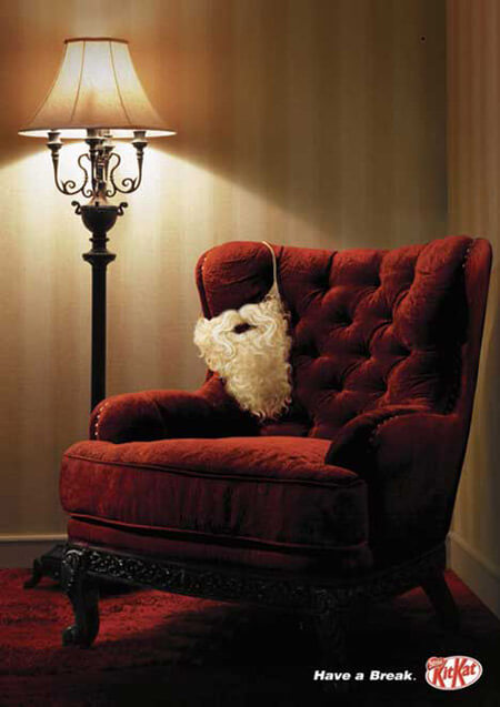 KitKat - take a break, reklama świąteczna z brodą Mikołaja odłożoną na fotel