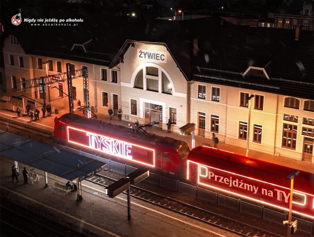 Pociąg Tyskie w mieście Żywiec - świąteczna kampania reklamowa