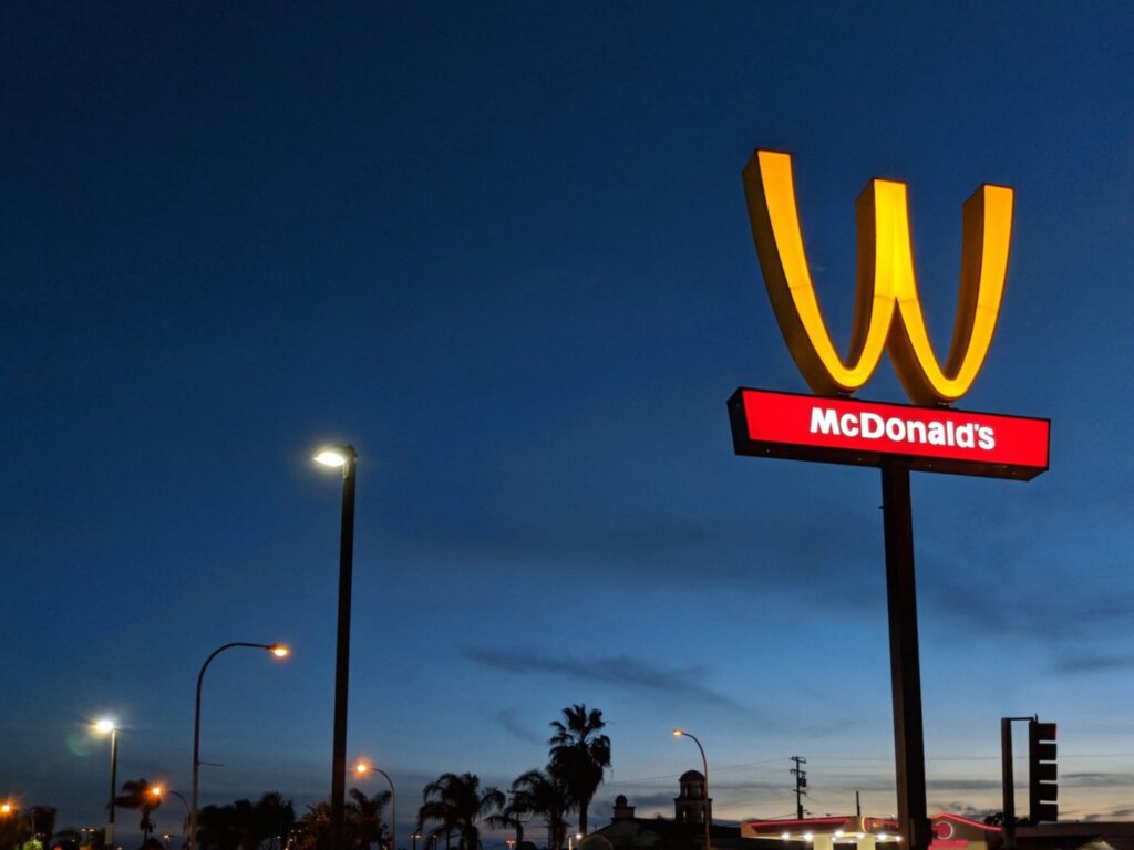 Odwrócony łuk McDonald's na Dzień Kobiet
