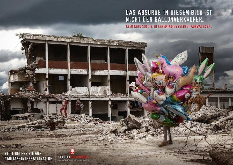 To nie sprzedawca balonów jest absurdem na tym zdjęciu - kampania Caritas
