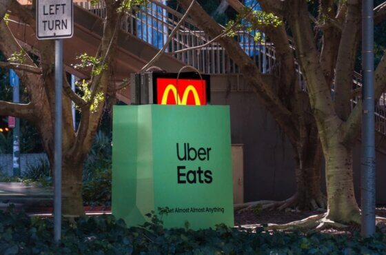 bilbord mcdonalds schowany w torbie uber eats