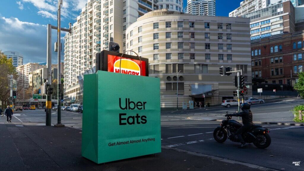 wielka torba uber eats chowa reklamę burger king