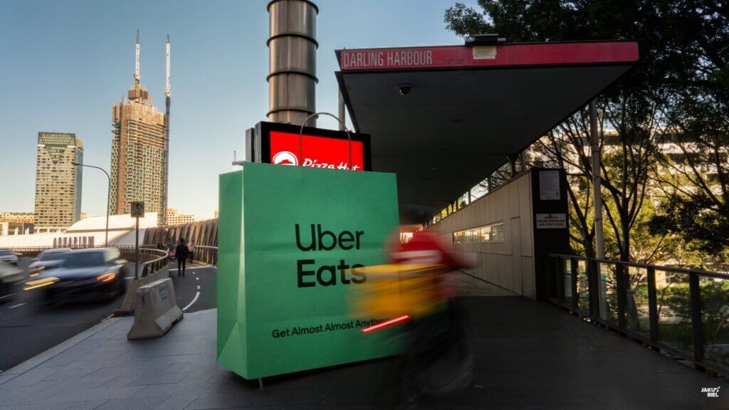 Uber eats chowa reklamę Pizza Hut w torbie