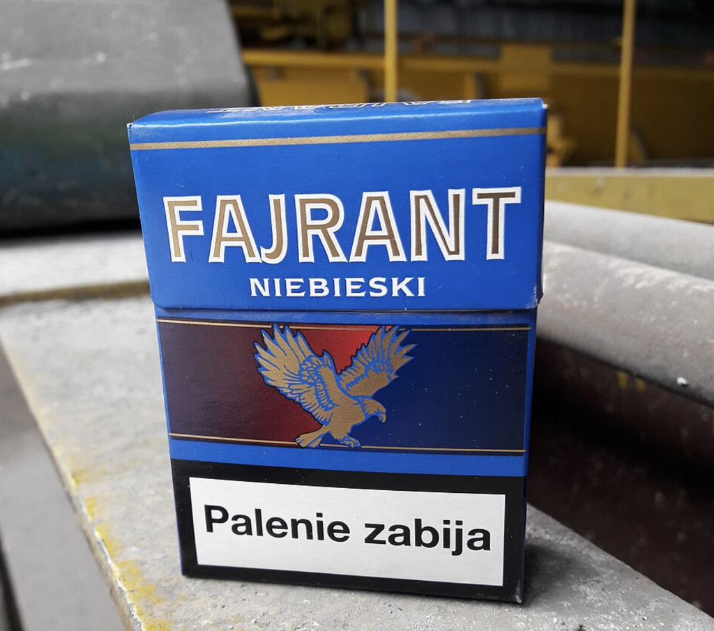 Paczka papierosów Fajrant Niebieski z ostrzeżeniem „Palenie zabija”.
