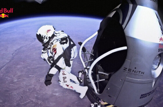 Red Bull zrzucił człowieka ze stratosfery. Jak skok Felixa Baumgartnera podbił świat_ — okładka